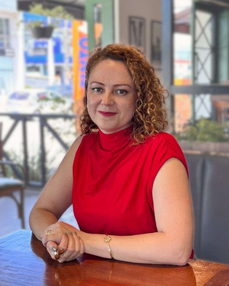Aline Cordeiro — psicanalista feminina especialista em terapia para mulheres em divórcio